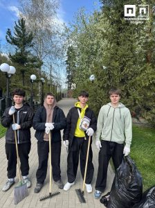Студенты провели уборку памятникам.