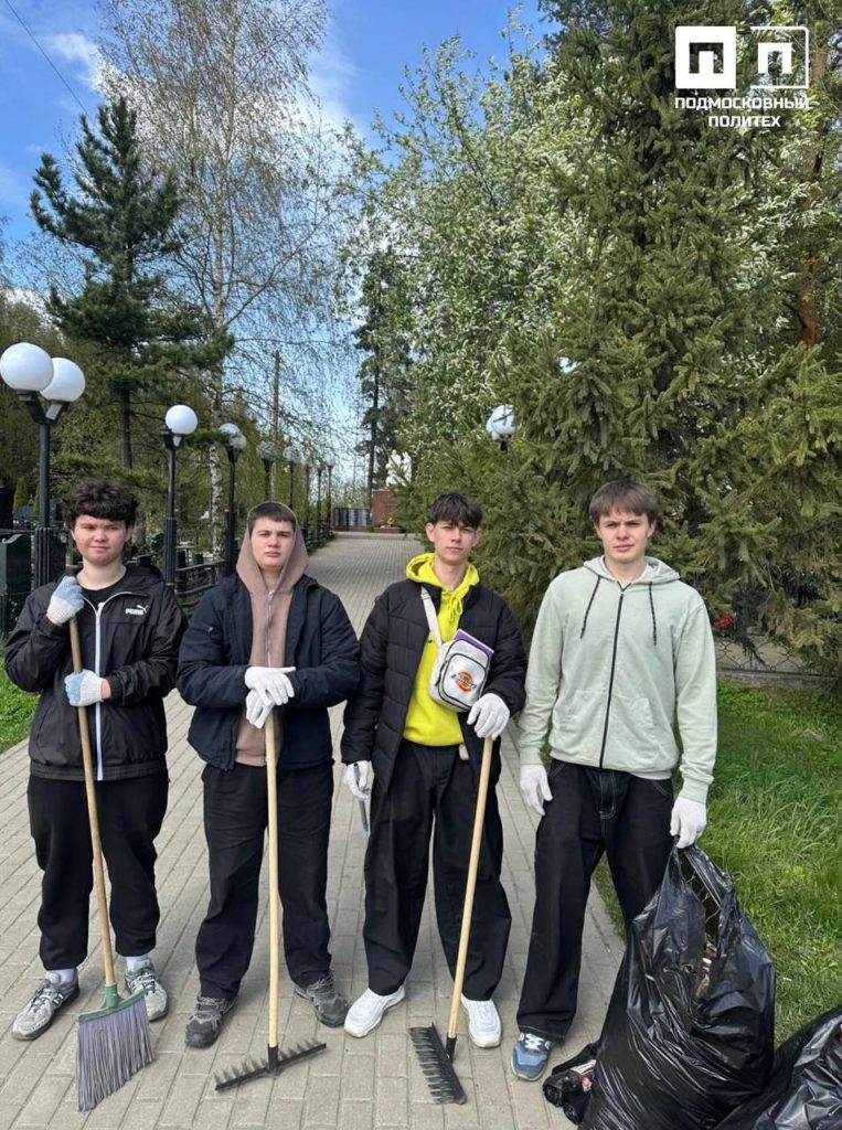 Студенты провели уборку памятникам.