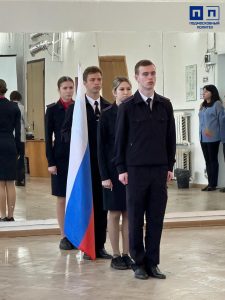 Церемония поднятия флага и исполнения гимна Российской Федерации.