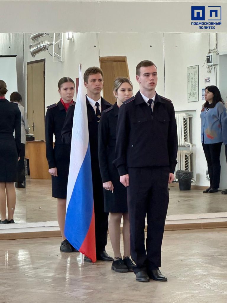 Церемония поднятия флага и исполнения гимна Российской Федерации.