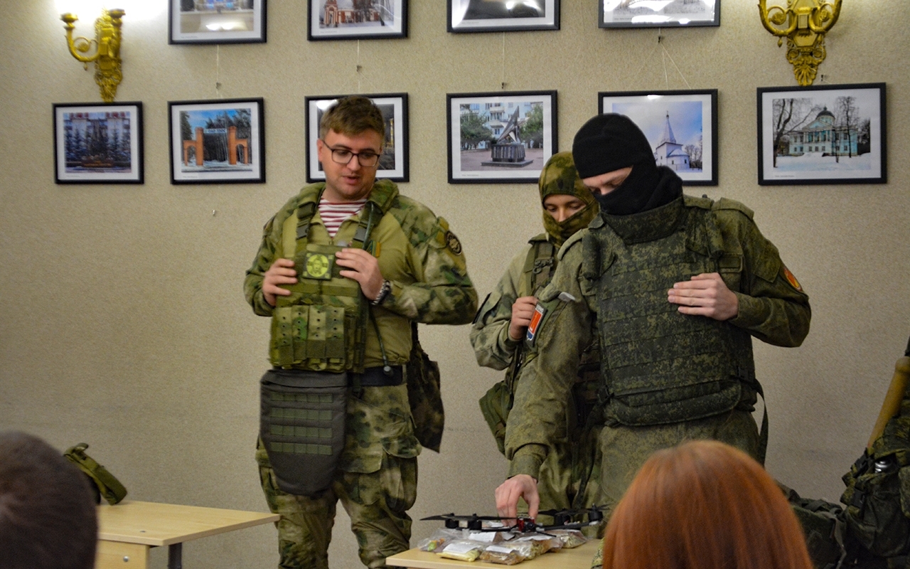 Урок мужества для студентов Политеха «Лыткарино» дали ветераны СВО в Доме кульутры «Центр молодёжи»