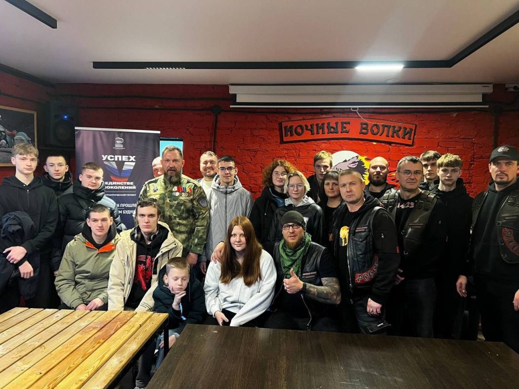 Студенты волонтерского объединения «Искра» Подмосковного политехнического колледжа посетили клубный дом «Ночных Волков» г. Дмитрова.