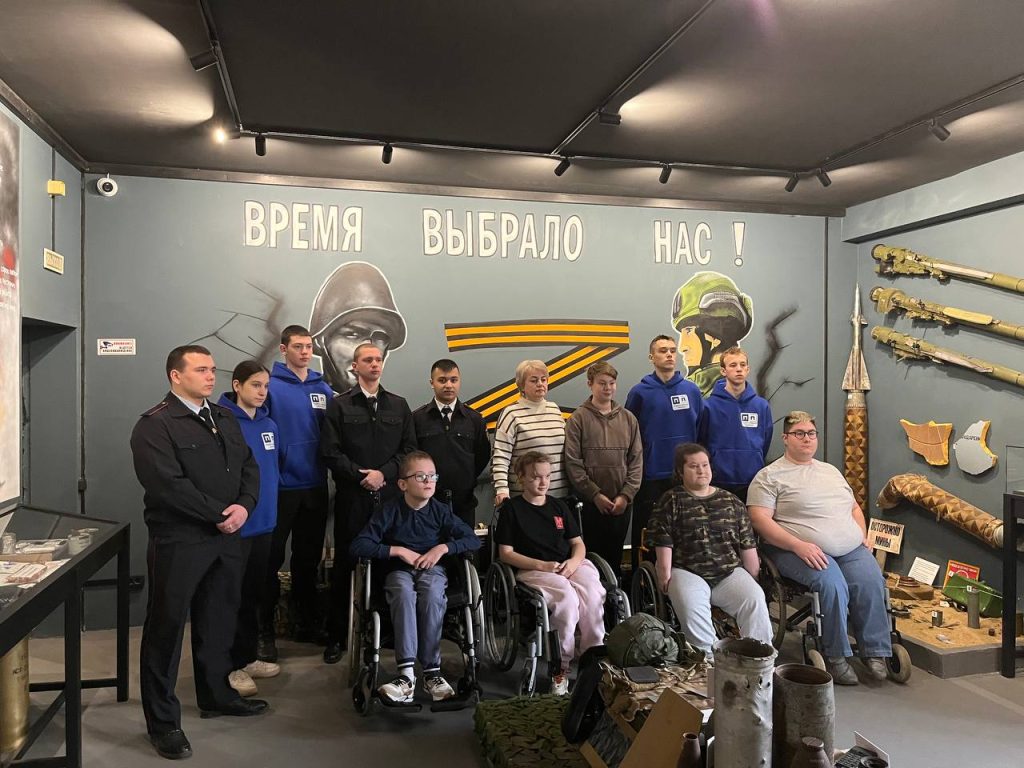 Воспитанники семейного центра «Дмитровский» передали в музей СВО образцы изделий, изготовляемых своими руками для участников специальной военной операции.