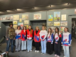 Волонтеры Подмосковья посетили музей СВО Подмосковного политехнического колледжа.