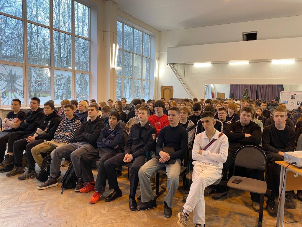 В преддверии новогодних каникул была организована встреча студентов первого курса с представителями подразделений МВД.
