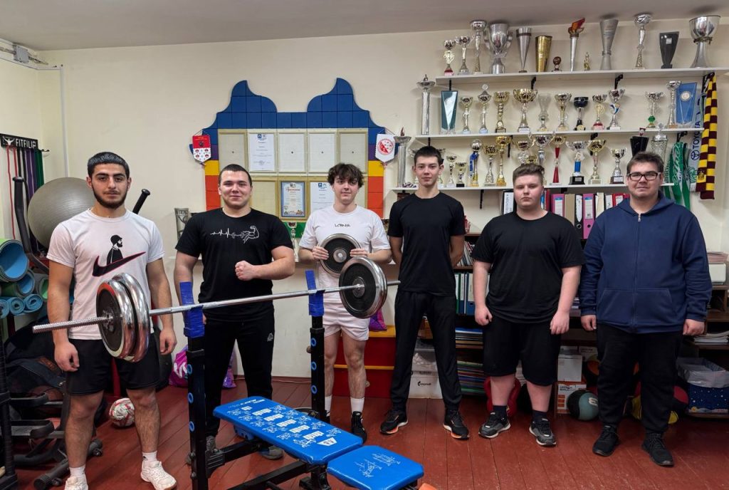 В стенах Подмосковного политеха состоялись захватывающие соревнования по русскому жиму.