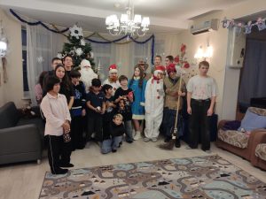 Волонтеры «Искры» Подмосковного политехнического колледжа организовали новогодний праздник для воспитанников детского дома «Остров надежды».
