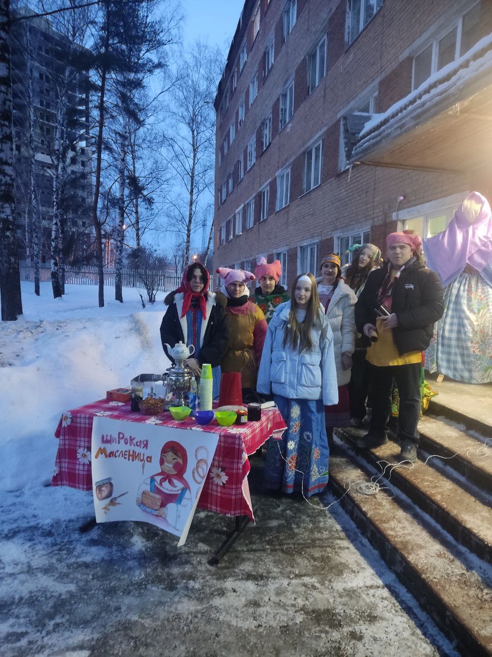 Прямо у стен общежития развернулась праздничная площадка с играми, песнями и плясками.