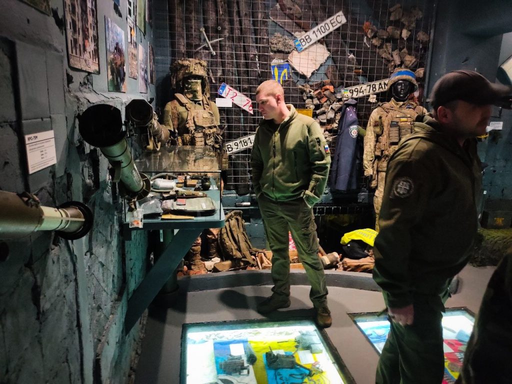 В Подмосковном политехническом колледже прошла экскурсия для семей участников СВО по тематическому Музею специальной военной операции.