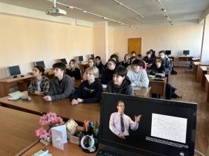 «Энергетика будущего: студенты Подмосковного политехнического колледжа погрузились в историю электромобилей и современные технологии»