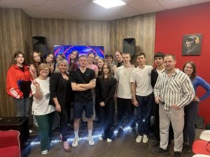 В ресурсном центре Волонтёров Подмосковья в рамках «Квартал-шоу» прошла весёлая игра «Угадай мелодию»