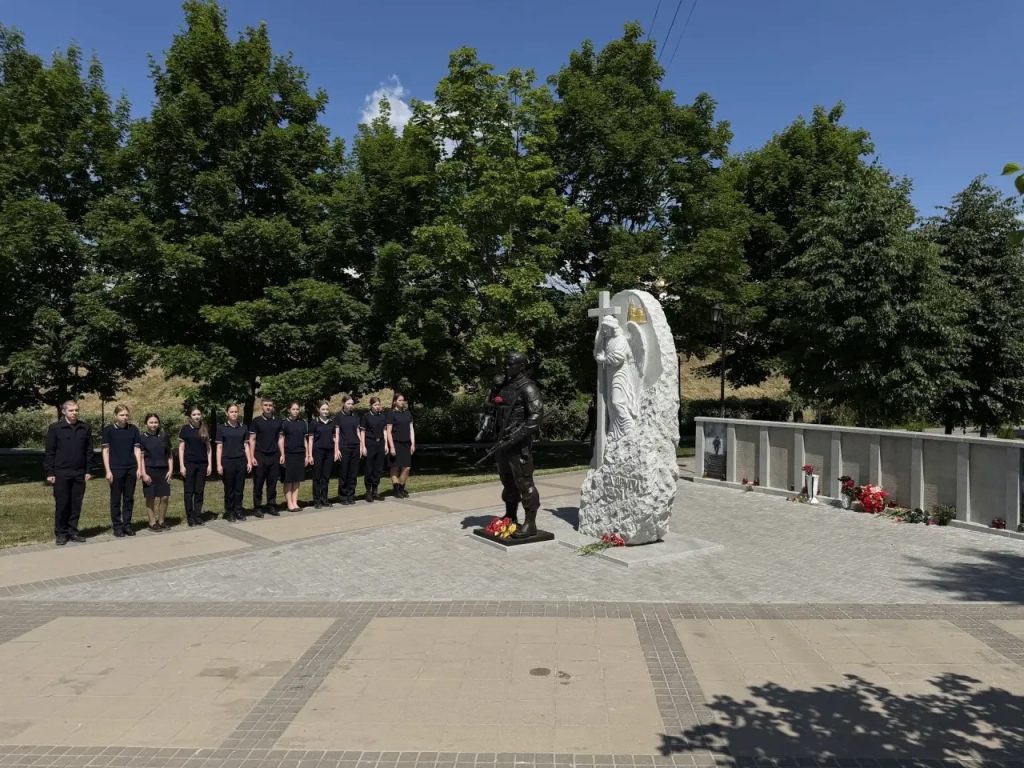 Студенты приняли участие в торжественном возложении цветов к мемориалу «Вечный огонь» и новому памятнику, посвященному участникам СВО