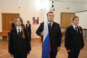 В Подмосковном политехе новая учебная неделя началась с традиционной церемонии вноса Государственного флага Российской Федерации и исполнения Государственного гимна