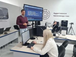 От чат-ботов до станков: школьники попробовали себя в трёх профессиях в Подмосковном политехническом колледже